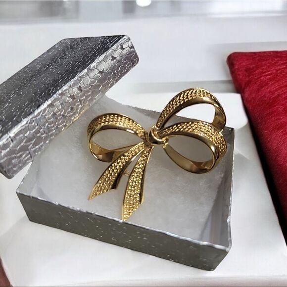Nina Ricci VTG Gold Tone Bow Brooch in EUC - Picture 4 of 4
